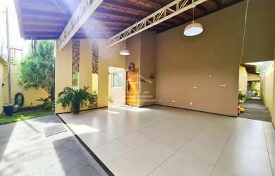 Imagem: A casa possui 3 Dormitórios, 2 Banheiros, 2 Vagas na garagem