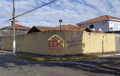 Imagem: A casa possui 4 Dormitórios, 1 Banheiro, 4 Vagas na garagem