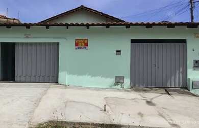 Imagem: A casa possui 3 Dormitórios e 2 Banheiros e está localizado