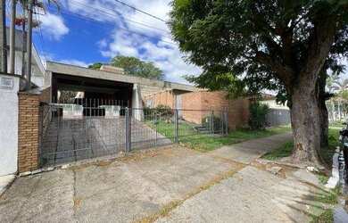 Imagem: A casa possui 3 Dormitórios, 3 Banheiros, 4 Vagas na garagem
