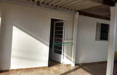 Imagem: A casa possui 2 Dormitórios, 1 Banheiro, 2 Vagas na garagem