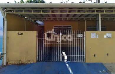 Imagem: A casa possui 2 Dormitórios, 1 Banheiro, 2 Vagas na garagem