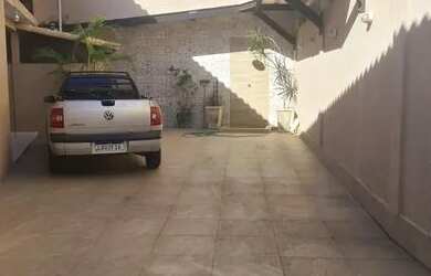Imagem: A casa possui 3 Dormitórios, 2 Banheiros, 3 Vagas na garagem