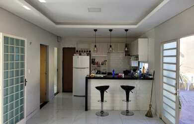 Imagem: A casa possui 2 Dormitórios, 1 Banheiro, 2 Vagas na garagem