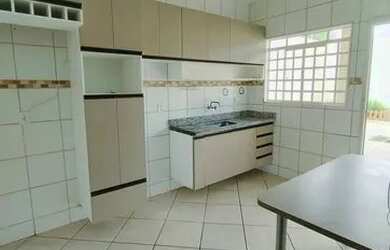 Imagem: A casa possui 3 Dormitórios, 1 Banheiro, 3 Vagas na garagem