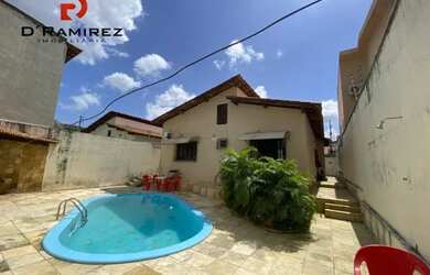 Imagem: A casa possui 3 Dormitórios, 2 Banheiros, 2 Vagas na garagem