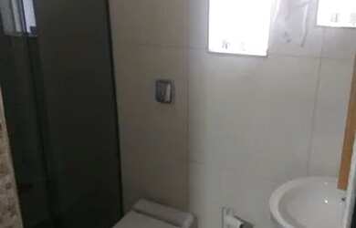 Imagem: A casa possui 2 Dormitórios, 2 Banheiros, 2 Vagas na garagem