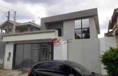 Imagem: A casa possui 3 Dormitórios, 2 Banheiros, 3 Vagas na garagem