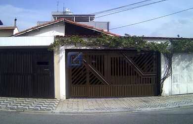 Imagem: A casa possui 2 Dormitórios, 1 Banheiro, 2 Vagas na garagem