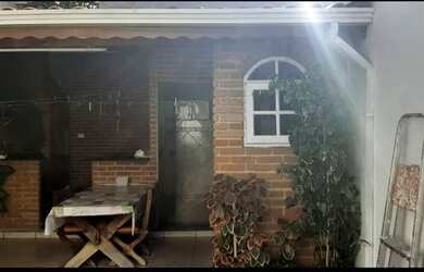 Imagem: A casa à venda possui 3 Dormitórios, 2 Banheiros, 2 Vagas