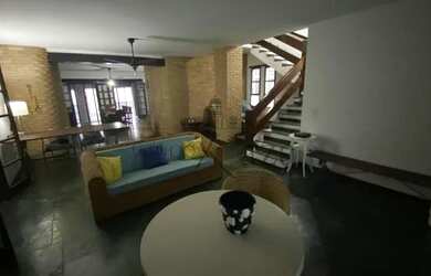 Imagem: A casa possui 4 Dormitórios, 4 Banheiros, 5 Vagas na garagem