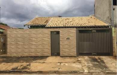 Imagem: A casa possui 2 Dormitórios, 1 Banheiro, 2 Vagas na garagem