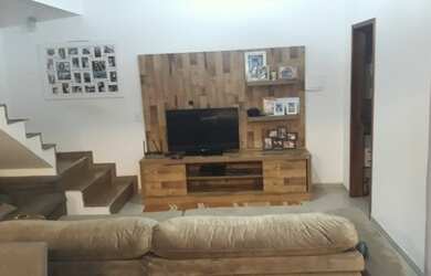 Imagem: A casa possui 3 Dormitórios, 4 Banheiros, 3 Vagas na garagem