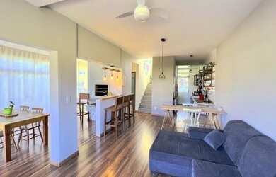 Imagem: A casa possui 3 Dormitórios, 3 Banheiros, 2 Vagas na garagem