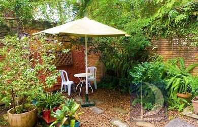 Imagem: A casa possui 5 Dormitórios, 2 Banheiros, 2 Vagas na garagem