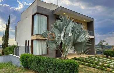 Imagem: A casa em condomínio possui 4 Dormitórios, 5 Banheiros, 4