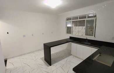 Imagem: A casa possui 3 Dormitórios, 2 Banheiros, 2 Vagas na garagem