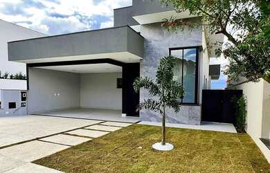 Imagem: A casa possui 3 Dormitórios, 2 Banheiros, 5 Vagas na garagem