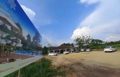 Imagem: O terreno possui 300m² de Área e está localizado em Lírio