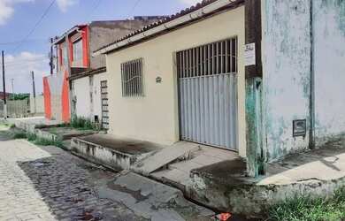 Imagem: A casa possui 2 Dormitórios, 2 Banheiros, 1 Vaga na garagem