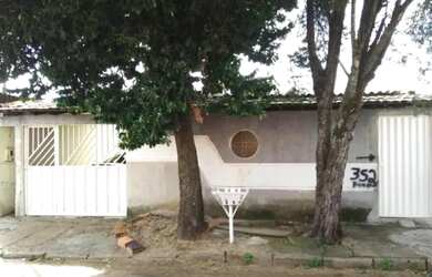 Imagem: A casa possui 3 Dormitórios, 1 Banheiro, 1 Vaga na garagem