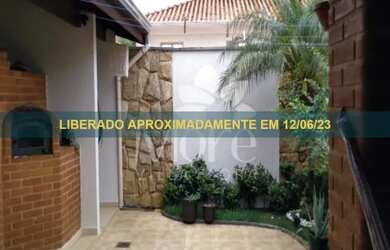 Imagem: A casa possui 2 Dormitórios, 2 Banheiros, 1 Vaga na garagem