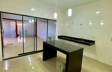 Imagem: A casa possui 3 Dormitórios, 3 Banheiros, 2 Vagas na garagem