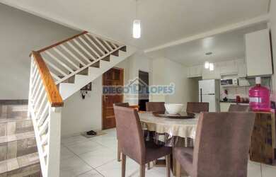 Imagem: A casa possui 3 Dormitórios, 2 Banheiros, 2 Vagas na garagem