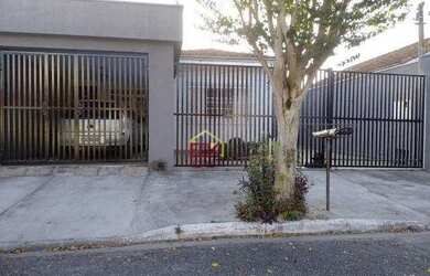 Imagem: A casa possui 3 Dormitórios, 2 Banheiros, 3 Vagas na garagem