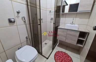 Imagem: A casa possui 2 Dormitórios, 1 Banheiro, 2 Vagas na garagem