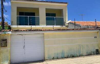 Imagem: A casa possui 4 Dormitórios, 3 Banheiros, 1 Vaga na garagem