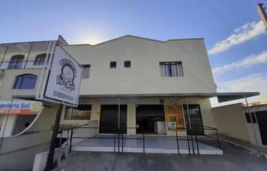 Imagem: O apartamento possui 1 Dormitório, 1 Banheiro, 1 Vaga na garagem