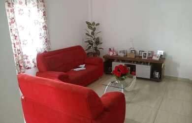 Imagem: A casa possui 3 Dormitórios, 2 Banheiros, 1 Vaga na garagem