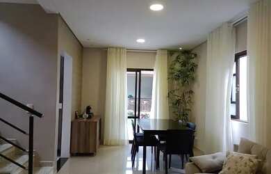 Imagem: A casa possui 3 Dormitórios, 3 Banheiros, 2 Vagas na garagem