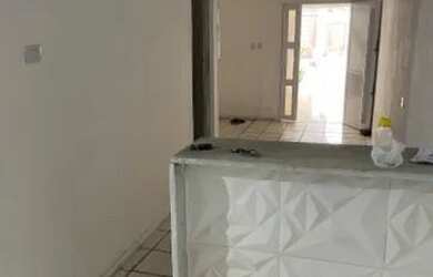 Imagem: A casa possui 3 Dormitórios, 1 Banheiro e 2 Vagas na garagem