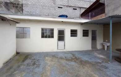 Imagem: A casa possui 1 Dormitório, 1 Banheiro, 1 Vaga na garagem