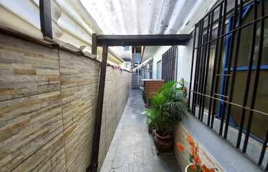 Imagem: A casa possui 2 Dormitórios, 1 Banheiro, 2 Vagas na garagem