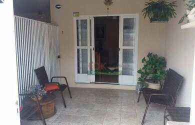 Imagem: A casa possui 2 Dormitórios, 1 Banheiro, 2 Vagas na garagem