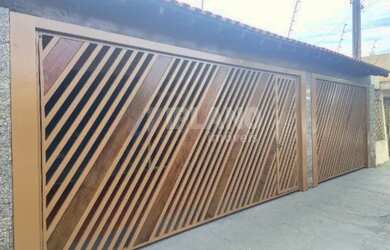 Imagem: A casa possui 3 Dormitórios, 2 Banheiros, 3 Vagas na garagem