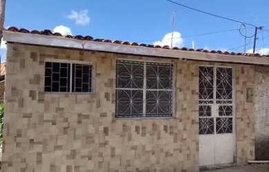 Imagem: A casa possui 1 Dormitório, 2 Banheiros e está localizado