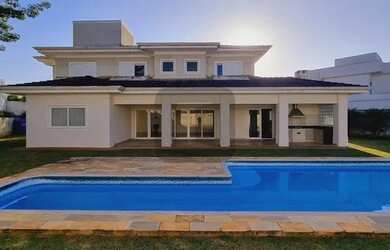 Imagem: A casa em condomínio possui 4 Dormitórios, 5 Banheiros, 330m²