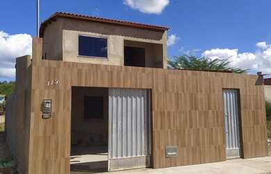 Imagem: A casa possui 4 Dormitórios, 3 Banheiros, 2 Vagas na garagem