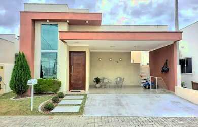 Imagem: A casa em condomínio possui 3 Dormitórios, 1 Banheiro, 2 Vagas