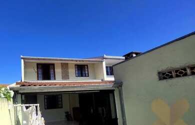 Imagem: A casa e possui 4 Dormitórios, Suítes, 3 Banheiros, 5 Vagas