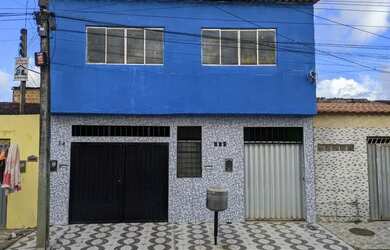 Imagem: A casa possui 2 Dormitórios, 2 Banheiros, 2 Vagas na garagem