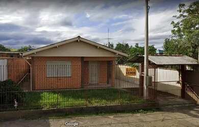 Imagem: A casa e possui 3 Dormitórios, Suítes, 2 Banheiros, 3 Vagas