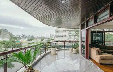 Imagem: O apartamento possui 4 Dormitórios, 3 Banheiros, 4 Vagas na