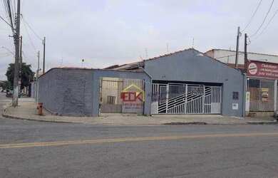 Imagem: A casa possui 4 Dormitórios, 4 Banheiros, 5 Vagas na garagem