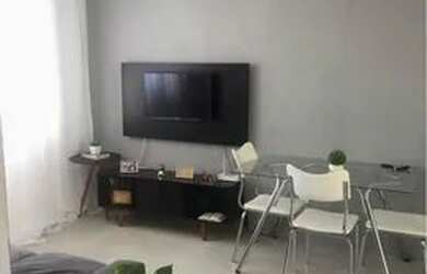 Imagem: O apartamento possui 2 Dormitórios, 1 Banheiro, 1 Vaga na garagem