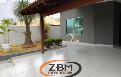 Imagem: A casa possui 3 Dormitórios, 2 Banheiros, 3 Vagas na garagem